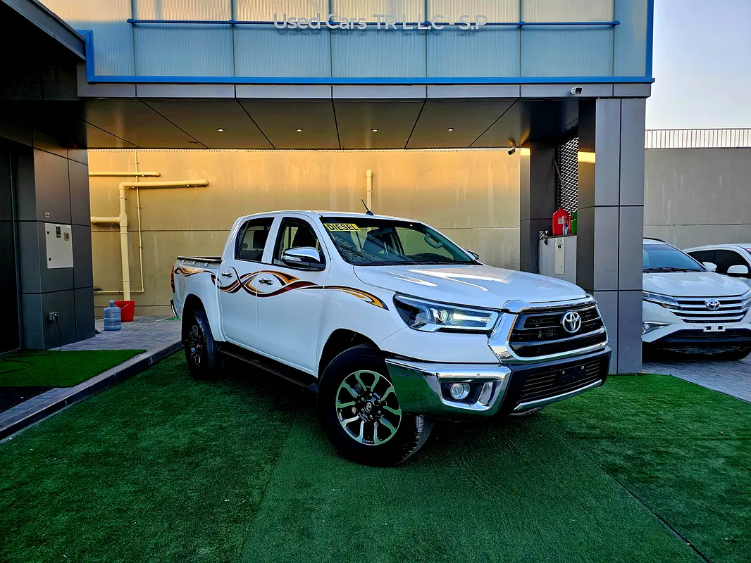 Toyota Hilux 2025 — photo 1 of 18