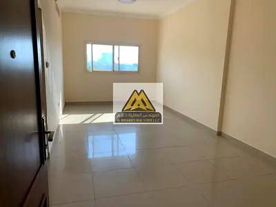 شقة مريحة تتميز بغرفة ماستر وخزائن حائط، مع تكييف مركزي وصيانة مجانية، وموقع مميز يسهل الوصول منه إلى دبي والشارقة.