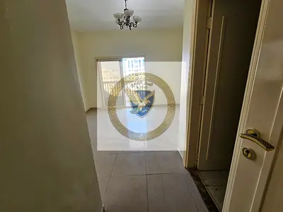 شقة للإيجار السنوي في المجاز 3 الشارقة غرفتين وصالة بإطلالة بحرية مع 2 بلكونة و3 حمامات وموقف مجاني وخزائن حائط وصيانة مجانية وبرج عائلي قريب من دبي و