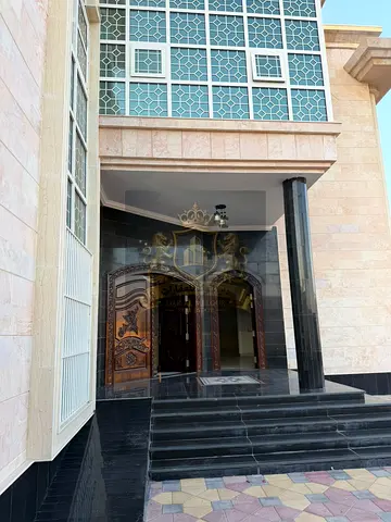 للبيع فيلا مميزة في منطقة الطرفا – الشارقة  فرصة رائعة لامتلاك فيلا واسعة بتصميم عملي وموقع هادئ ومميز 👌  📐 تفاصيل الفيلا:  زاوية على ثلاث شوارع  •