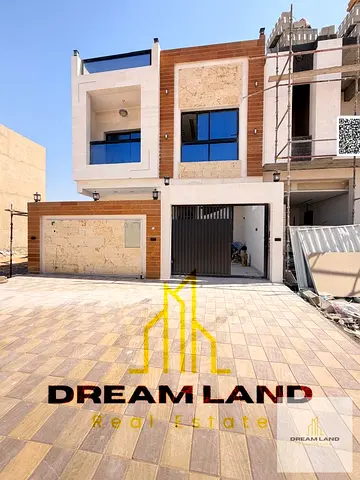 يشمل السعر رسوم التسجيل. منزل تاون هاوس ساحر، يتكون من 4 غرف نوم رئيسية مع خزائن ملابس مدمجة وسطح، معروض للبيع الآن.