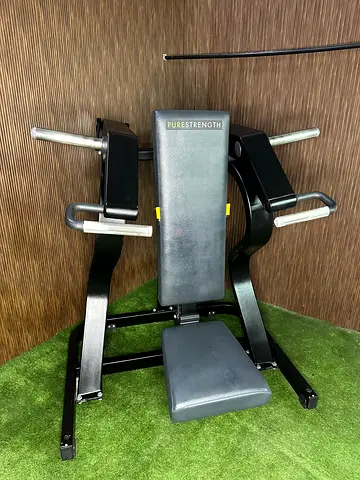 Technogym shoulder press