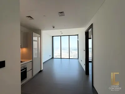 UNFURNISHED | HIGH FLOOR | FITTED KITCHEN | VACANT
