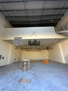 Mezzanine warehouse, 4015 sq ft, 50 kV electricity, on the main street