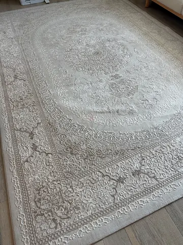 Light beige Persian-style area rug — 2.5 x 3.5m (approx.), excellent condition
