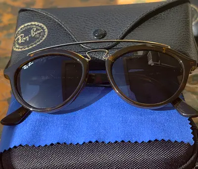 Ray-Ban round sunglasses with case - black