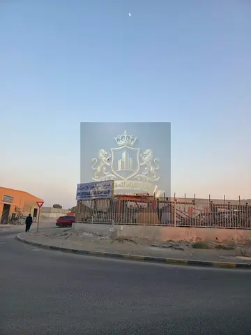 للبيع في الشارقه   منطقه الصناعيه ١٢   مستودع صناعي مساحه ٣٨٠٠٠ قدم موقع مميز جدا