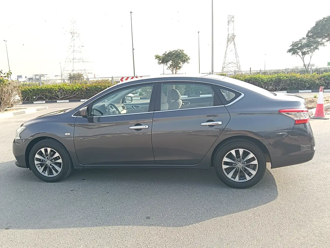 Nissan Sentra 2020 — photo 1 of 17