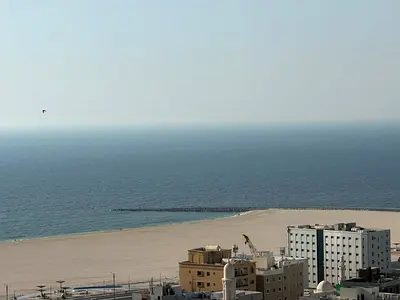 فرصة مميزة للسكن في موقع حيوي وسياحي بالقرب من دوار السفينة وخلف مطعم ثمار البحر، مع فرش جديد بالكامل وبناية مخصصة للعائلات فقط.