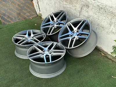 Mercedes benz 
19/5/112
2200 Dhs