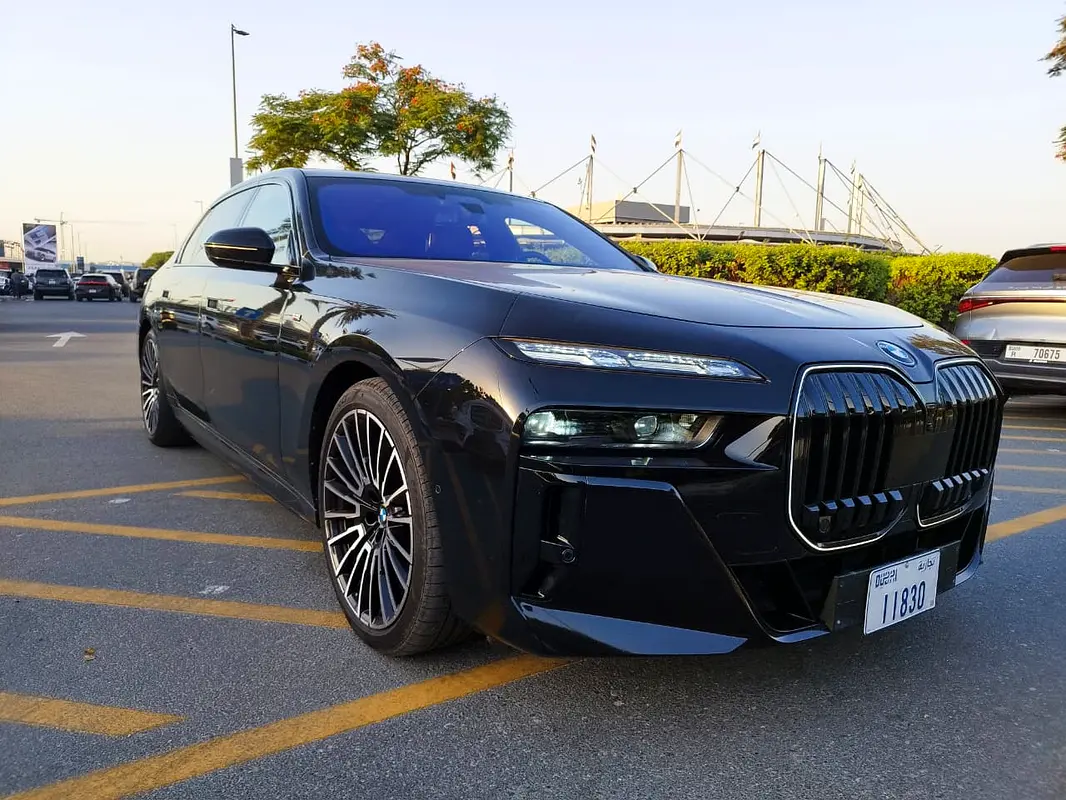 BMW 7-Series 2024 — photo 1 of 14