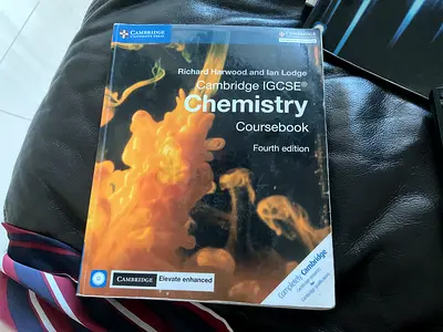 Cambridge IGCSE Chemistry Coursebook (Fourth Edition) - Richard Harwood  Ian Lodge