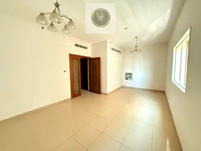 شقة واسعة مكونة من غرفتين نوم للإيجار مع تكييف مجاني وباركن وخزائن حائط وتقع في موقع مميز قريب من كل الخدمات