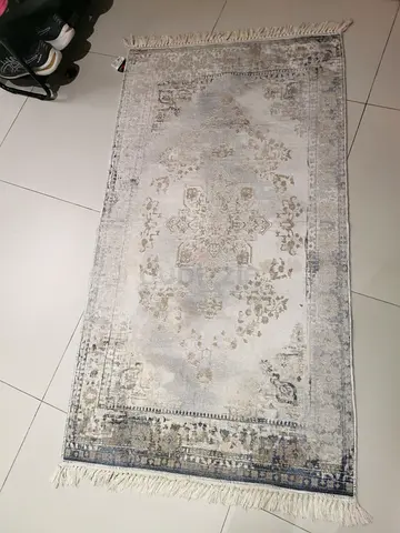 Thin polyester rug