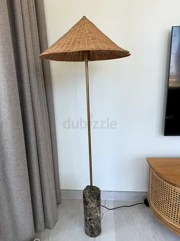 Elegant Floor Lamp – Excellent Condition