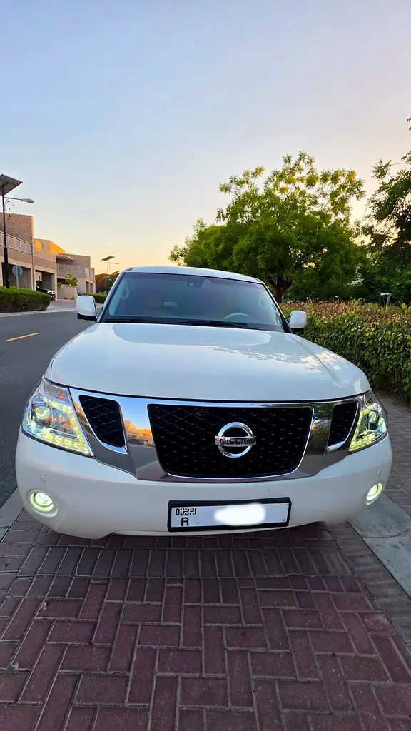 Nissan Patrol 2010 — photo 1 of 12