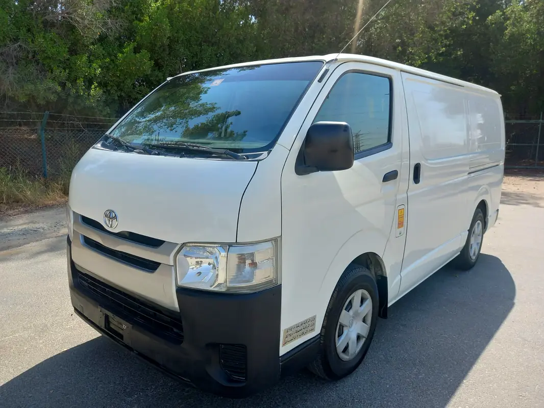 Toyota Hiace 2016 — photo 1 of 10