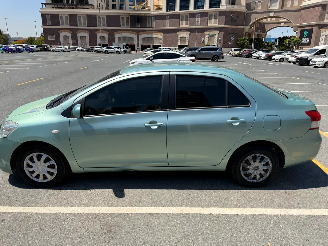 Toyota Yaris 2011 — photo 1 of 4