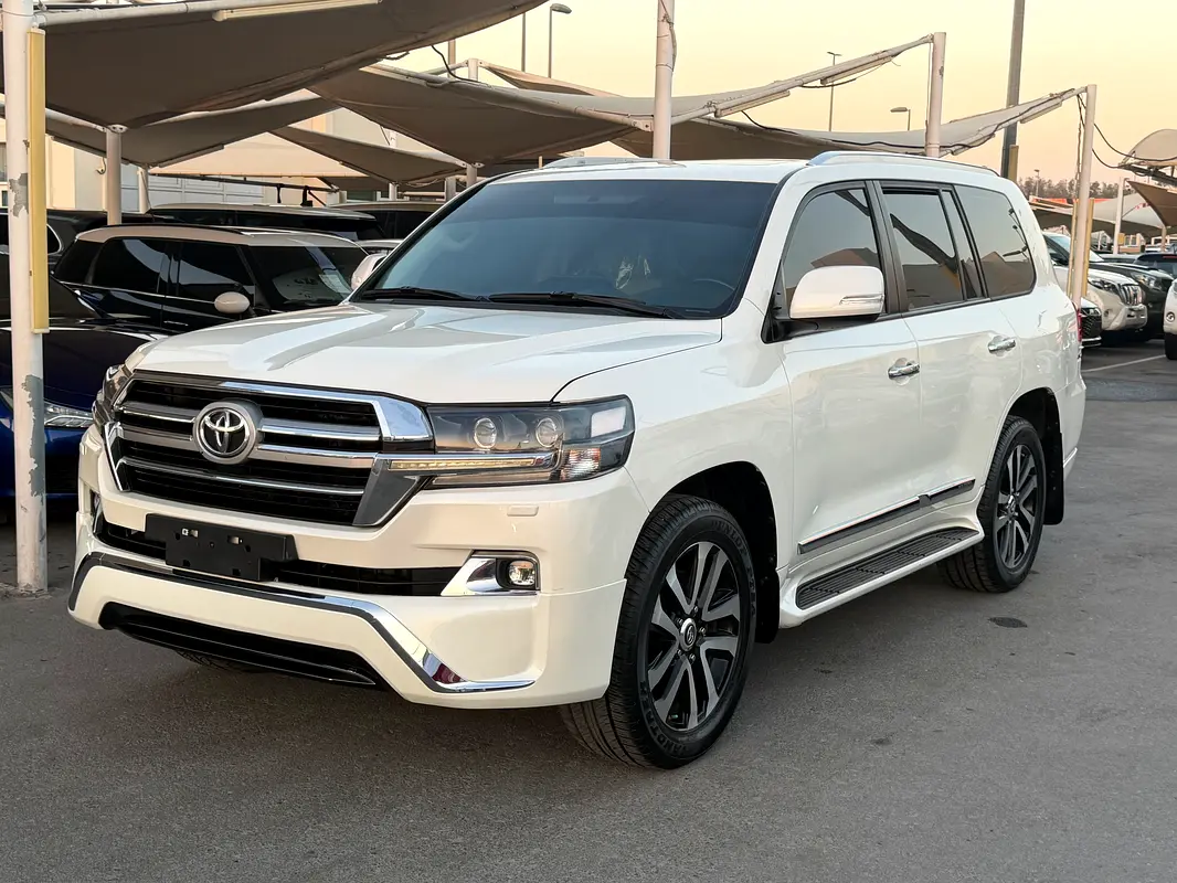 Toyota Land Cruiser 2019 — photo 1 of 14