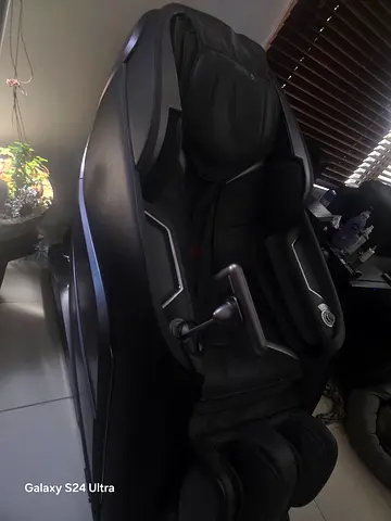 Well-maintained full-body massage chair (black) - good condition