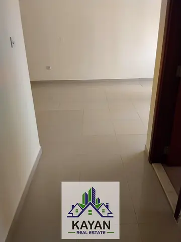 فيلا 4 غرف للإيجار، طابقين، بجوار المسجد والخدمات، بناء جديد، موقع مميز جداً.