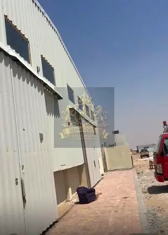 للبيع فى الشارقة منطقة الصجعة اس   عدد 4 شبرات  شبرتين امامية وشبرتين خلفية  مساحة 10000 قدم مربع  على طريق 24 متر