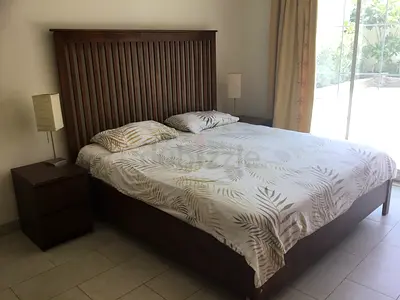 Bed and 2 matching bedside tables