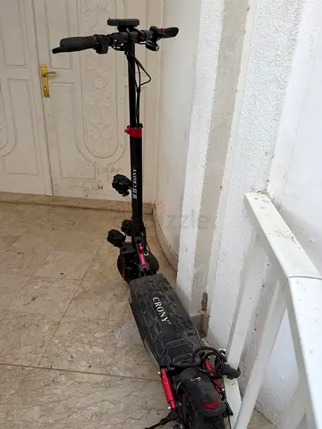 Used Crony Electric Scooter - Dual Suspension, Foldable Deck.warranty available. Brand new