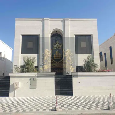 الفله في منطقه الحوشي بمساحه ارض (5037  فوت مربع ) .  الدور الارضي يتكون من غرفه نوم  ماستر  ومعيشه واسعه 7م*8م  وصاله ضيوف ( مجلس) بمساحه 4.30 *8.5