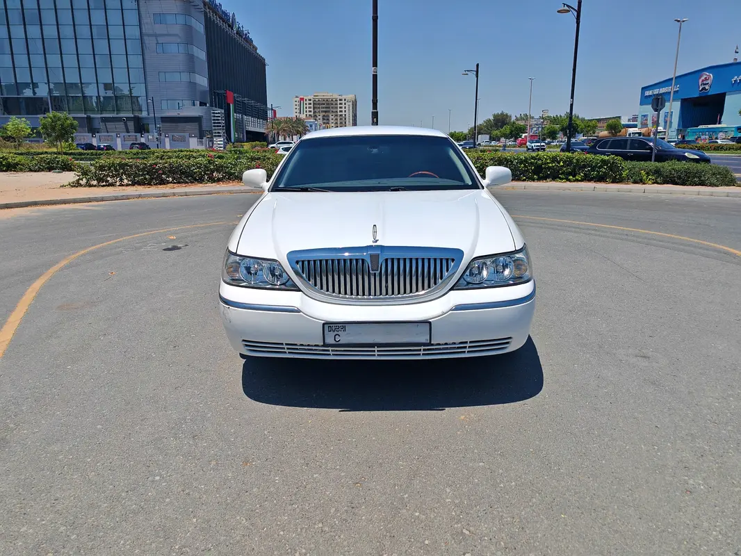 Lincoln Town Car 2011 — photo 1 of 14