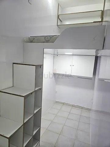 FULLY CLOSED PARTITION NEAR INSURANCE MARKET METRO 1600