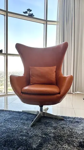 Swirling living Room chair - super comfortable - Faux leather - excellent condition