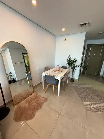 White dining table with 4 chairs