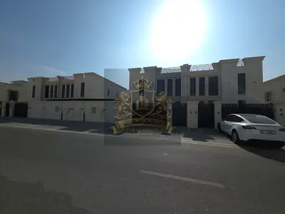 للبيع في الشارقه   منطقه الحوشي   فلتين سكنيه علي قطعه ارض مساحه ١٠ الف قدم  موقع مميز