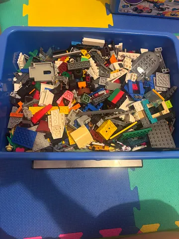 2 Boxes of Mixed Building Bricks (Loose LEGO-style Pieces) - Approx. 4.5kg