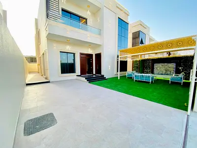 فيلا بمساحات واسعة وتصميم عملي، تتكون من طابقين وتوفر جميع متطلبات السكن العائلي.