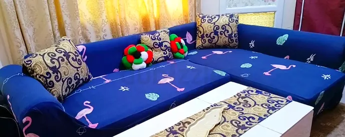 L-shaped Sofa with Flamingo Print  cover and 6 cushions — Good condition