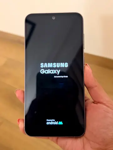 Samsung Galaxy phone S23FE - used, powers on