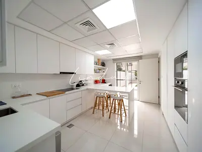 Spacious Corner l Cul de sac l Modern Kitchen