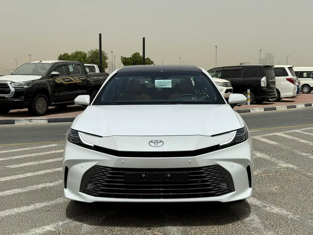 Toyota Camry 2026 — photo 1 of 20