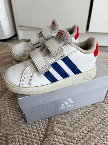 Adidas kids shoes size 27 good condition
