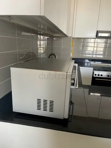 Compact countertop microwave in good working condition
