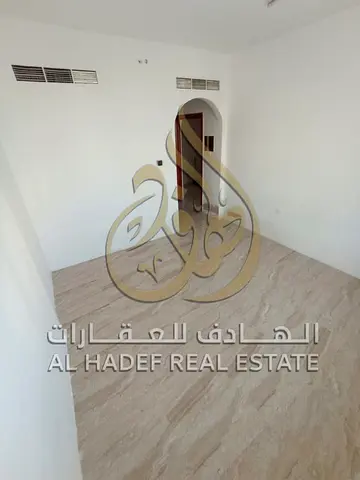 العقار متاح بعقد عزاب فقط، مما يجعله خياراً مناسباً للموظفين والمقيمين الباحثين عن سكن مريح في منطقة حيوية. تتوفر مرونة في السداد على 4 أو 6 دفعات، م