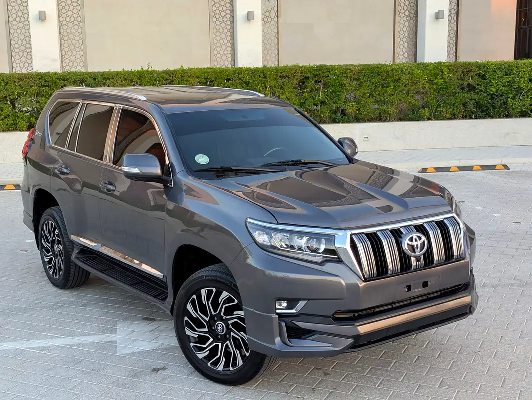 Toyota Prado 2010 — photo 1 of 20