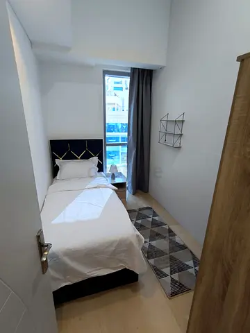 Available private room in marina with balacony for 2500