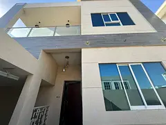 5 master bedrooms, spacious living room, large hall, 6 bathrooms, maid's room, large courtyard i