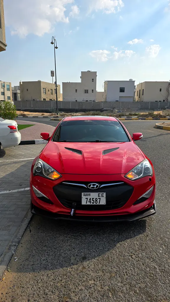 Hyundai Genesis 2016 — photo 1 of 3