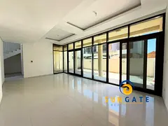 nearby pool and park , vacant , closed kitchen