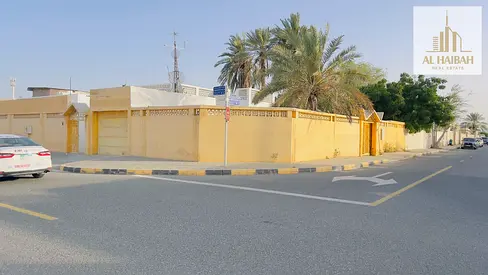 للبيع فيلا زاوية على شارعين في منطقة الجزات، ضاحية الرقة، مساحة 7650 قدم مربع.