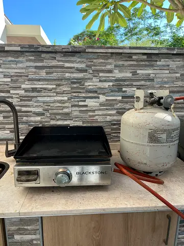 Blackstone griddle and gas bottle
